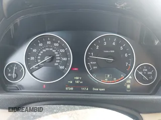 2015 BMW 3 Series 328i xDrive с VIN WBA3B5G51FNS20388, выставлен на аукционе IAAI как лот 42399201 с пробегом 97 349 миль миль и . История ставок и продаж доступна на DreamBid. Изображение 7.