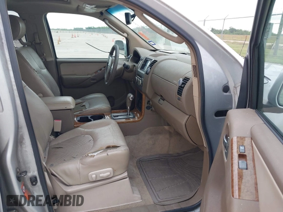 2006 Nissan Pathfinder SE z VIN 5N1AR18UX6C615746, wystawiony jako IAAI lot #42200595 z przebiegiem 186 998 mil mil oraz . Historia ofert i sprzedaży dostępna na DreamBid. Obrazek 5.