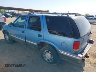 1997 GMC Jimmy SLS z VIN 1GKDT13W1V2514504, wystawiony jako IAAI lot #42211457 z przebiegiem 199 589 mil mil oraz . Historia ofert i sprzedaży dostępna na DreamBid. Obrazek 3.