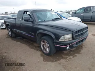 1999 Dodge Dakota z VIN 1B7GL22ZXXS129018, wystawiony jako IAAI lot #42050078 z przebiegiem 133 241 mil mil oraz . Historia ofert i sprzedaży dostępna na DreamBid. Obrazek 1.