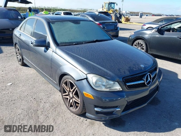 2013 Mercedes-Benz C 250 Sport z VIN WDDGF4HB8DA836820, wystawiony jako IAAI lot #40713290 z przebiegiem Nie podano mil oraz . Historia ofert i sprzedaży dostępna na DreamBid. Obrazek 1.