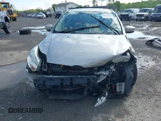 2012 Ford Focus SE z VIN 1FAHP3K27CL241013, wystawiony jako IAAI lot #42198812 z przebiegiem 121 888 mil mil oraz . Historia ofert i sprzedaży dostępna na DreamBid. Obrazek 6.