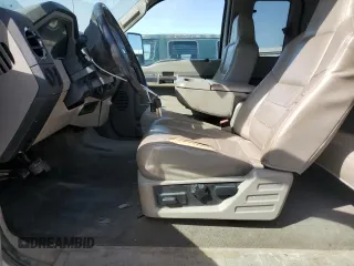 2010 Ford F-250 XL z VIN 1FTSX2B51AEA56414, wystawiony jako Copart lot #54425955 z przebiegiem 84 432 mil mil oraz Szkody całkowita. Historia ofert i sprzedaży dostępna na DreamBid. Obrazek 7.