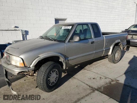 1998 GMC Sonoma SLS w/1SJ Pkg with VIN 1GTCT19W8W8532706, listed as a Copart auction lot 86663874 with 185,800 mi miles and Salvage Title. Bid and sale history available at carsss.com. Image 1.