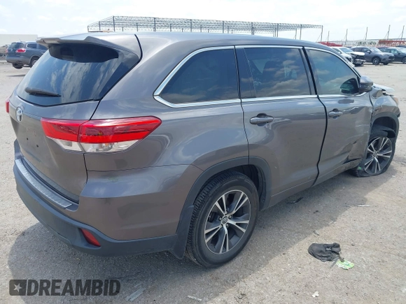 2018 Toyota Highlander LE z VIN 5TDZARFH1JS038079, wystawiony jako IAAI lot #42369968 z przebiegiem 83 706 mil mil oraz . Historia ofert i sprzedaży dostępna na DreamBid. Obrazek 4.