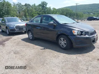 2015 Chevrolet Sonic LT z VIN 1G1JC5SB8F4123031, wystawiony jako IAAI lot #42799469 z przebiegiem 144 395 mil mil oraz . Historia ofert i sprzedaży dostępna na DreamBid. Obrazek 1.