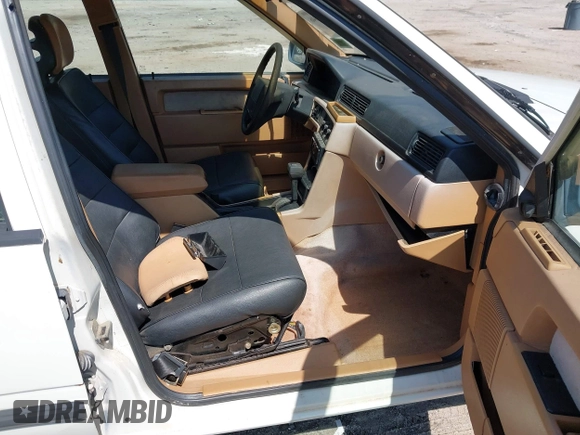 1991 Volvo 740 z VIN YV1FA8842M2506866, wystawiony jako IAAI lot #42076046 z przebiegiem 126 781 mil mil oraz . Historia ofert i sprzedaży dostępna na DreamBid. Obrazek 5.