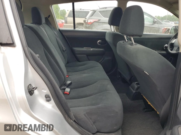 2011 Nissan Versa S z VIN 3N1BC1CP6BL402628, wystawiony jako Copart lot #60285555 z przebiegiem 109 562 mil mil oraz Czysty tytuł • Clean title. Historia ofert i sprzedaży dostępna na DreamBid. Obrazek 10.