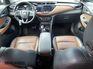 2021 Buick Encore GX Essence z VIN KL4MMFSL2MB153547, wystawiony jako Copart lot #64691745 z przebiegiem 126 665 mil mil oraz Czysty tytuł • Clean title. Historia ofert i sprzedaży dostępna na DreamBid. Obrazek 8.