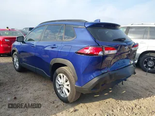 2022 Toyota Corolla Cross LE z VIN 7MUCAAAG6NV018136, wystawiony jako IAAI lot #41863545 z przebiegiem 40 239 mil mil oraz . Historia ofert i sprzedaży dostępna na DreamBid. Obrazek 3.