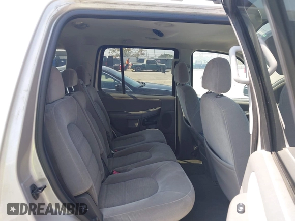 2005 Ford Explorer XLT z VIN 1FMZU63E85ZA68244, wystawiony jako IAAI lot #42397955 z przebiegiem 120 745 mil mil oraz . Historia ofert i sprzedaży dostępna na DreamBid. Obrazek 8.