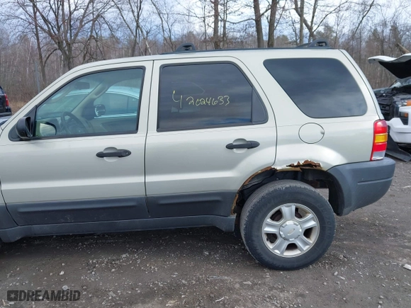 2004 Ford Escape XLT with VIN 1FMYU93184KB61332, listed as a IAAI auction lot 42024633 with 252,972 mi miles. Bid and sale history available at carsss.com. Image 6.