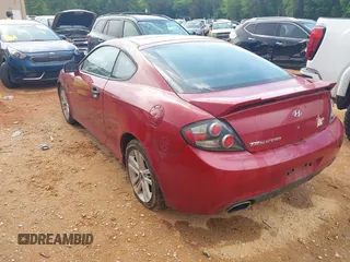 2008 Hyundai Tiburon GS z VIN KMHHM66D68U277885, wystawiony jako IAAI lot #42172920 z przebiegiem 205 023 mil mil oraz . Historia ofert i sprzedaży dostępna na DreamBid. Obrazek 3.