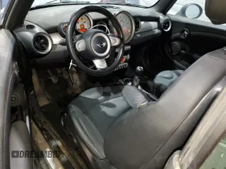 2009 MINI Convertible z VIN WMWMR335X9TJ93685, wystawiony jako Copart lot #50899755 z przebiegiem 123 609 mil mil oraz Szkoda całkowita • Salvage title. Historia ofert i sprzedaży dostępna na DreamBid. Obrazek 8.