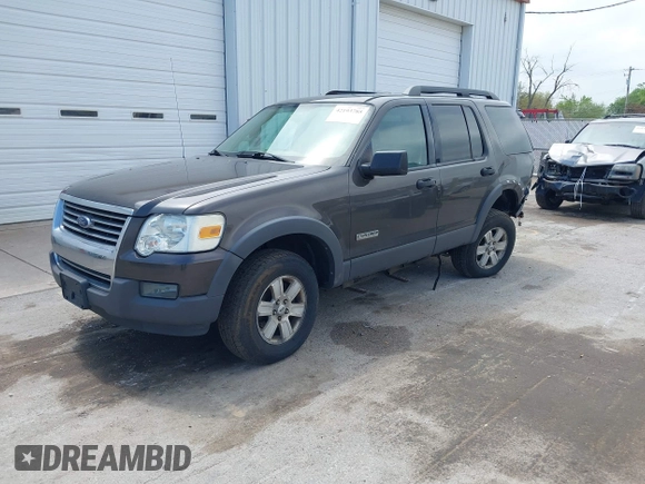 2006 Ford Explorer XLT z VIN 1FMEU73E86UA50085, wystawiony jako IAAI lot #42193785 z przebiegiem 211 343 mil mil oraz . Historia ofert i sprzedaży dostępna na DreamBid. Obrazek 17.
