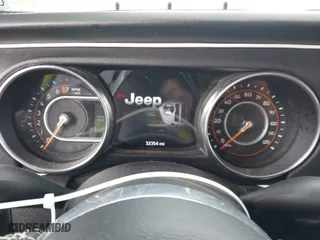 2020 Jeep Gladiator Overland with VIN 1C6HJTFGXLL162427, listed as a IAAI auction lot 41962432 with 32,354 mi miles. Bid and sale history available at carsss.com. Image 7.