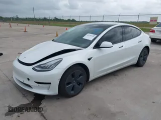 2022 Tesla Model 3 Long Range z VIN 5YJ3E1EBXNF246318, wystawiony jako IAAI lot #42131425 z przebiegiem 32 096 mil mil oraz . Historia ofert i sprzedaży dostępna na DreamBid. Obrazek 18.