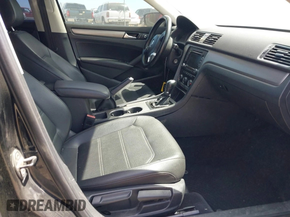 2014 Volkswagen Passat SE z VIN 1VWBT7A39EC073971, wystawiony jako IAAI lot #42266759 z przebiegiem 150 114 mil mil oraz . Historia ofert i sprzedaży dostępna na DreamBid. Obrazek 5.