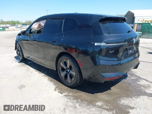 2024 BMW iX M60 z VIN WB533CF06RCN40621, wystawiony jako IAAI lot #42005612 z przebiegiem 11 051 mil mil oraz . Historia ofert i sprzedaży dostępna na DreamBid. Obrazek 3.