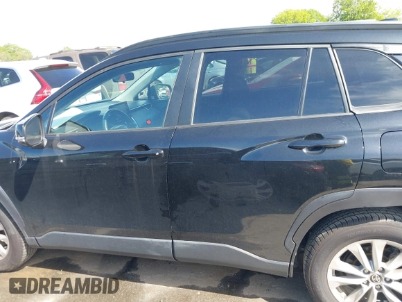 2022 Toyota Corolla Cross LE z VIN 7MUCAAAG8NV037030, wystawiony jako IAAI lot #42014483 z przebiegiem 39 146 mil mil oraz . Historia ofert i sprzedaży dostępna na DreamBid. Obrazek 14.