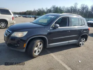2010 Volkswagen Tiguan S z VIN WVGBV7AX3AW524591, wystawiony jako Copart lot #63220595 z przebiegiem 71 655 mil mil oraz Czysty tytuł • Clean title. Historia ofert i sprzedaży dostępna na DreamBid. Obrazek 1.