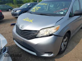2011 Toyota Sienna z VIN 5TDZK3DC1BS090217, wystawiony jako IAAI lot #42344820 z przebiegiem 135 996 mil mil oraz . Historia ofert i sprzedaży dostępna na DreamBid. Obrazek 6.