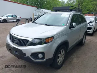 2013 Kia Sorento LX z VIN 5XYKT3A60DG338695, wystawiony jako IAAI lot #42252721 z przebiegiem 200 000 mil mil oraz . Historia ofert i sprzedaży dostępna na DreamBid. Obrazek 2.