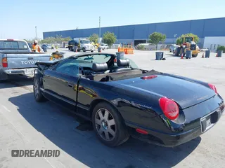 2002 Ford Thunderbird Hardtop Premium z VIN 1FAHP60A82Y103848, wystawiony jako IAAI lot #42467093 z przebiegiem Nie podano mil oraz . Historia ofert i sprzedaży dostępna na DreamBid. Obrazek 3.