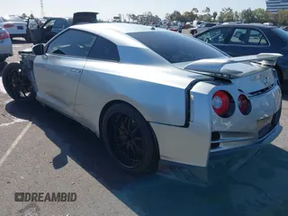 2009 Nissan GT-R Premium z VIN JN1AR54F79M250219, wystawiony jako IAAI lot #41964474 z przebiegiem 77 677 mil mil oraz . Historia ofert i sprzedaży dostępna na DreamBid. Obrazek 3.