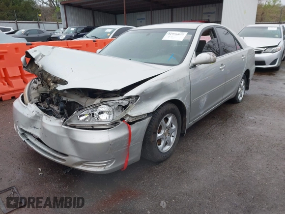 2002 Toyota Camry LE z VIN 4T1BE32K92U102107, wystawiony jako IAAI lot #41956837 z przebiegiem 239 106 mil mil oraz . Historia ofert i sprzedaży dostępna na DreamBid. Obrazek 2.