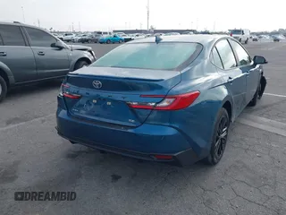 2025 Toyota Camry LE z VIN 4T1DAACK3SU571104, wystawiony jako IAAI lot #42084430 z przebiegiem 1 013 mil mil oraz . Historia ofert i sprzedaży dostępna na DreamBid. Obrazek 4.