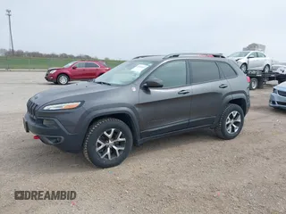 2016 Jeep Cherokee Trailhawk z VIN 1C4PJMBS4GW167650, wystawiony jako IAAI lot #41936549 z przebiegiem 218 000 mil mil oraz . Historia ofert i sprzedaży dostępna na DreamBid. Obrazek 2.