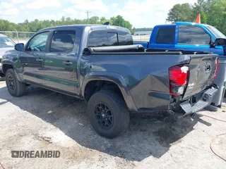2021 Toyota Tacoma SR z VIN 3TMCZ5AN2MM392590, wystawiony jako IAAI lot #42178072 z przebiegiem 42 542 mil mil oraz . Historia ofert i sprzedaży dostępna na DreamBid. Obrazek 3.