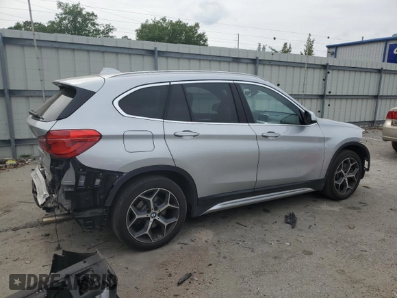 2018 BMW X1 sDrive28i z VIN WBXHU7C32J3H44095, wystawiony jako Copart lot #53780865 z przebiegiem Nie podano mil oraz Szkody całkowita. Historia ofert i sprzedaży dostępna na DreamBid. Obrazek 3.