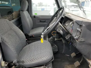 1990 Land Rover Defender z VIN SALLDVAF7HA478978, wystawiony jako Copart lot #65643315 z przebiegiem 76 116 mil mil oraz Czysty tytuł • Clean title. Historia ofert i sprzedaży dostępna na DreamBid. Obrazek 7.