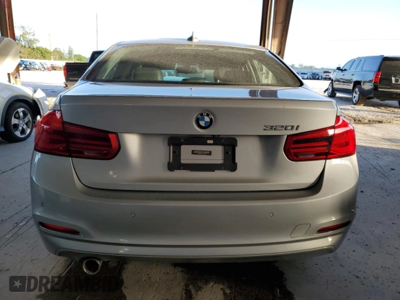 2018 BMW 3 Series 320i z VIN WBA8A9C53JAH13580, wystawiony jako Copart lot #74579773 z przebiegiem 26 828 mil mil oraz Nie do naprawy • Non repairable. Historia ofert i sprzedaży dostępna na DreamBid. Obrazek 6.