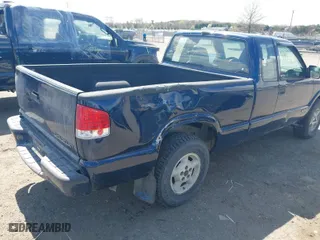 2001 Chevrolet S-10 LS with VIN 1GCDT19W718244852, listed as a IAAI auction lot 41915153 with 149,150 mi miles. Bid and sale history available at carsss.com. Image 4.