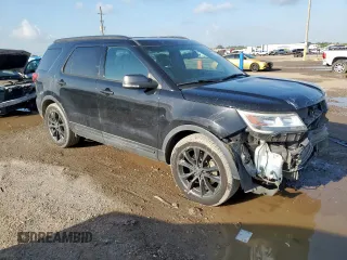 2017 Ford Explorer XLT z VIN 1FM5K7D88HGD96198, wystawiony jako Copart lot #64173105 z przebiegiem 137 081 mil mil oraz Szkoda całkowita • Salvage title. Historia ofert i sprzedaży dostępna na DreamBid. Obrazek 4.