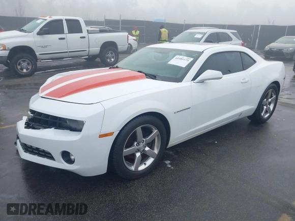 2011 Chevrolet Camaro 2LT z VIN 2G1FC1ED0B9197157, wystawiony jako IAAI lot #41485175 z przebiegiem 133 049 mil mil oraz . Historia ofert i sprzedaży dostępna na DreamBid. Obrazek 2.