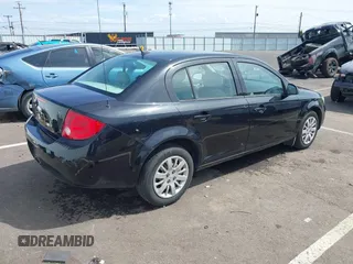 2010 Chevrolet Cobalt LS z VIN 1G1AB5F59A7116393, wystawiony jako IAAI lot #42118038 z przebiegiem 132 823 mil mil oraz . Historia ofert i sprzedaży dostępna na DreamBid. Obrazek 4.