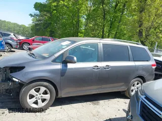 2011 Toyota Sienna LE AAS z VIN 5TDKK3DC3BS112980, wystawiony jako IAAI lot #42053582 z przebiegiem 232 404 mil mil oraz . Historia ofert i sprzedaży dostępna na DreamBid. Obrazek 14.