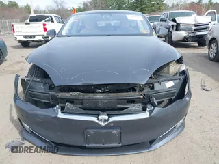 2017 Tesla Model S 100D z VIN 5YJSA1E28HF229836, wystawiony jako IAAI lot #42011901 z przebiegiem 81 012 mil mil oraz . Historia ofert i sprzedaży dostępna na DreamBid. Obrazek 13.