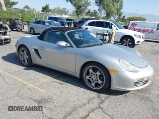 2007 Porsche Boxster z VIN WP0CA29837U710558, wystawiony jako IAAI lot #42506943 z przebiegiem 129 446 mil mil oraz . Historia ofert i sprzedaży dostępna na DreamBid. Obrazek 1.