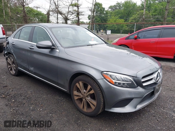 2019 Mercedes-Benz C 300 z VIN 55SWF8EB5KU300556, wystawiony jako IAAI lot #42367723 z przebiegiem 68 335 mil mil oraz . Historia ofert i sprzedaży dostępna na DreamBid. Obrazek 1.