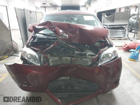 2011 Toyota Sienna XLE with VIN 5TDDK3DC9BS015730, listed as a IAAI auction lot 41472834 with 71,125 mi miles. Bid and sale history available at carsss.com. Image 12.