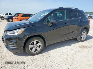 2021 Chevrolet Trax LT z VIN KL7CJLSBXMB315065, wystawiony jako Copart lot #57402985 z przebiegiem 26 989 mil mil oraz Szkoda całkowita • Salvage title. Historia ofert i sprzedaży dostępna na DreamBid. Obrazek 1.