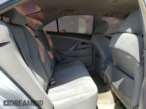 2008 Toyota Camry LE z VIN 4T1BK46KX8U063917, wystawiony jako Copart lot #52848205 z przebiegiem 168 993 mil mil oraz Czysty tytuł • Clean title. Historia ofert i sprzedaży dostępna na DreamBid. Obrazek 10.