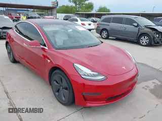 2018 Tesla Model 3 Long Range Battery z VIN 5YJ3E1EB8JF096249, wystawiony jako IAAI lot #42150031 z przebiegiem 70 981 mil mil oraz . Historia ofert i sprzedaży dostępna na DreamBid. Obrazek 1.