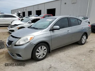 2014 Nissan Versa SV z VIN 3N1CN7AP6EL823225, wystawiony jako Copart lot #58518375 z przebiegiem 101 942 mil mil oraz Szkoda całkowita • Salvage title. Historia ofert i sprzedaży dostępna na DreamBid. Obrazek 1.