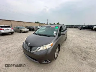 2013 Toyota Sienna XLE z VIN 5TDDK3DC1DS062365, wystawiony jako Copart lot #61709045 z przebiegiem 252 932 mil mil oraz Czysty tytuł • Clean title. Historia ofert i sprzedaży dostępna na DreamBid. Obrazek 2.